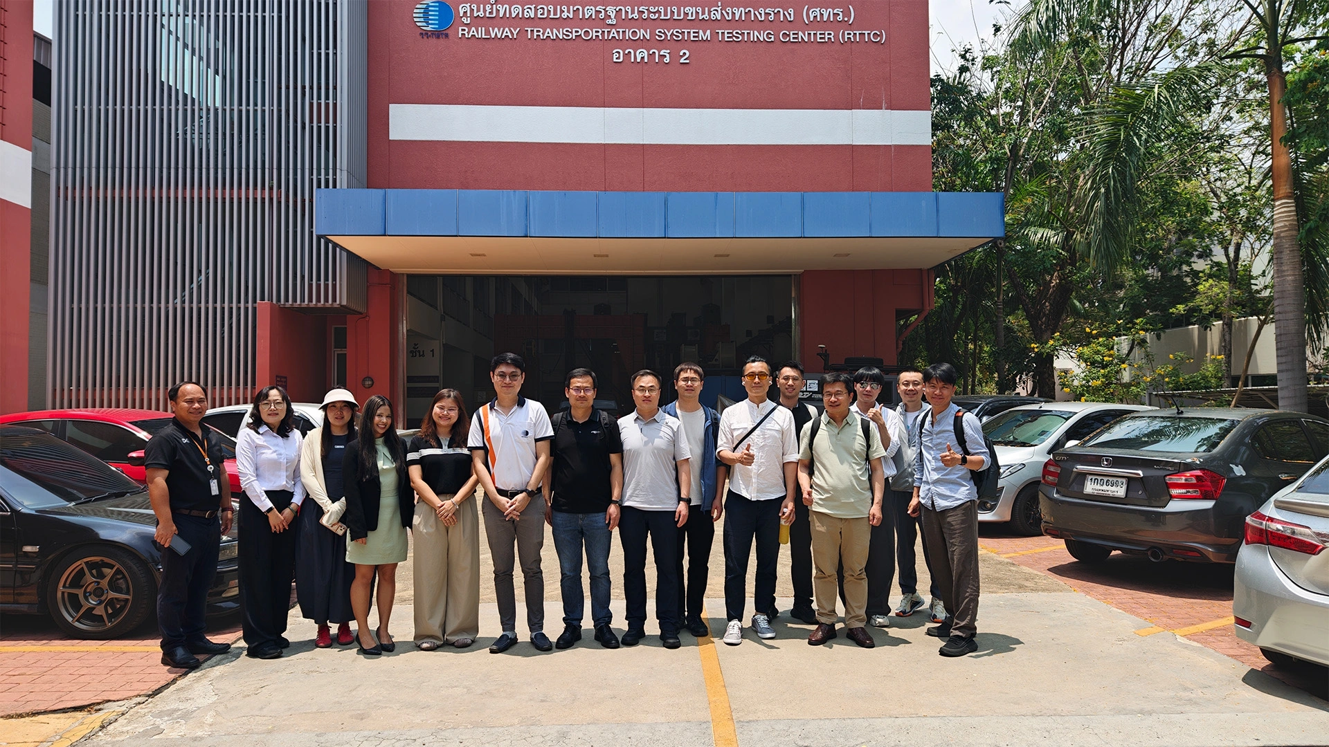 A delegation from Southwest Jiaotong University accompanied CRRC Qingdao Sifang on a visit to Thailand for scientific and technological exchanges