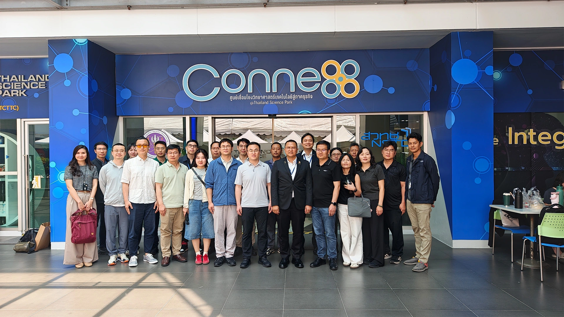 A delegation from Southwest Jiaotong University and CRRC Qingdao Sifang visited Thailand to tour the NSTDA and MTEC